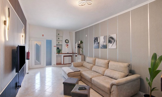 Albufeira House | Holiday Home 'Family' with Private Terrace and Wi-Fi