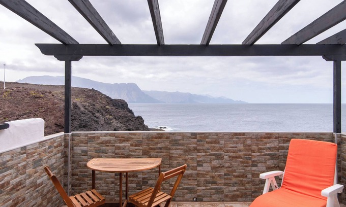 Galdar House | Holiday Home "Faro de Sardina Frente al Mar" with Sea View, Pool & Wi-Fi