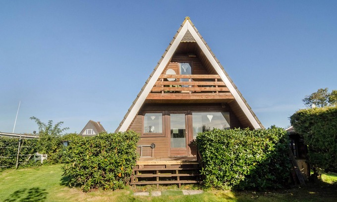 Sudbrookmerland House | Holiday Home 'Ferienhaus Kron' with Shared Terrace, Shared Garden and Wi-Fi