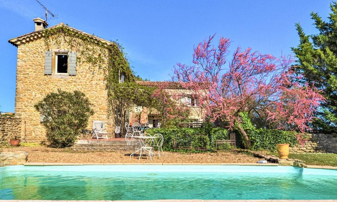 Mons House | Holiday Home 'Mas Des Magnarelles' with Private Pool, Private Garden and Wi-Fi