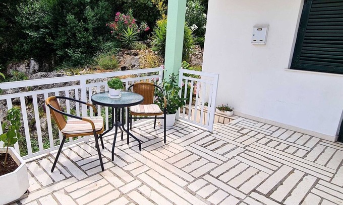 Hodilje House | Holiday Home Gea - Three Bedroom Holiday Home with Terrace and Partial Sea View
