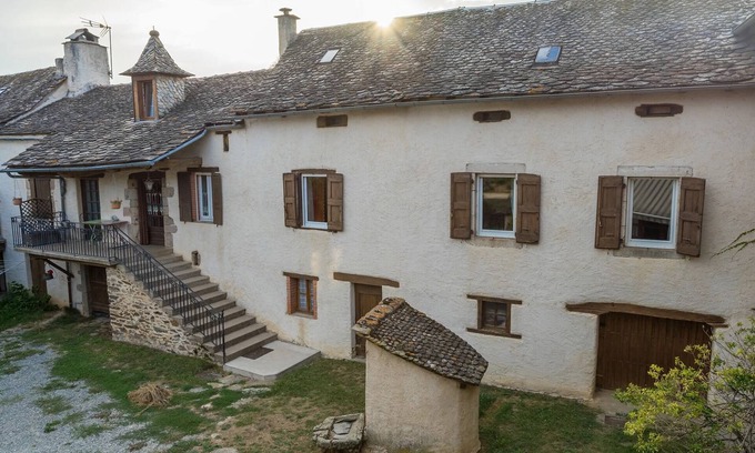 Rignac House | Holiday Home 'Gîte Enzo' with Private Terrace, Private Garden and Balcony