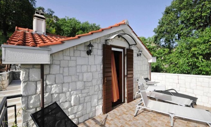 Seget Gornji House | Holiday Home in Trogir with Sea View