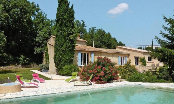 Puymeras House | holiday home in Puyméras with garden