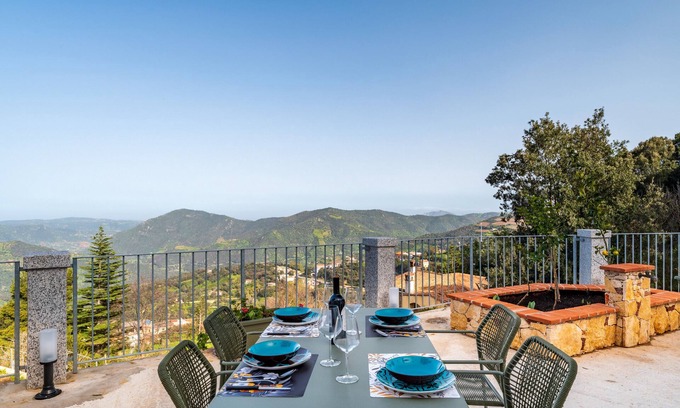 Jerzu House | Holiday Home 'Jerzu S’essia De Su Santu 1' with Sea View, Wi-Fi and Air Conditioning