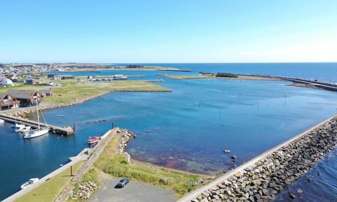 Vestbygd House | Holiday home 'Lista Maritim 6', built 2021, at the guest harbor in Borhaug-Borshavn near Farsund, Listafjorden, southern Norway, 7+2 persons, 135 m² living space, new terrace coming for the 2024 season, panoramic windows and south-facing balcony.