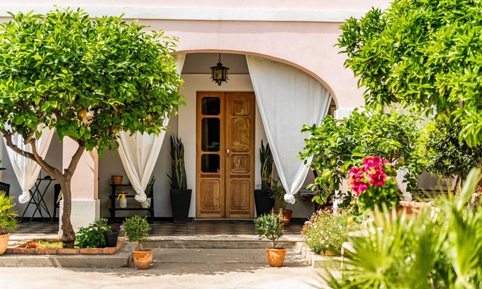 Monserrato House | Holiday Home 'La Campidanese' with Shared Terrace, Wi-Fi and Air Conditioning