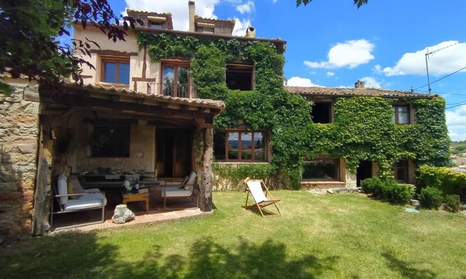 Requijada House | Holiday Home 'La Casa Del Herrero' with Mountain View, Private Garden and Wi-Fi