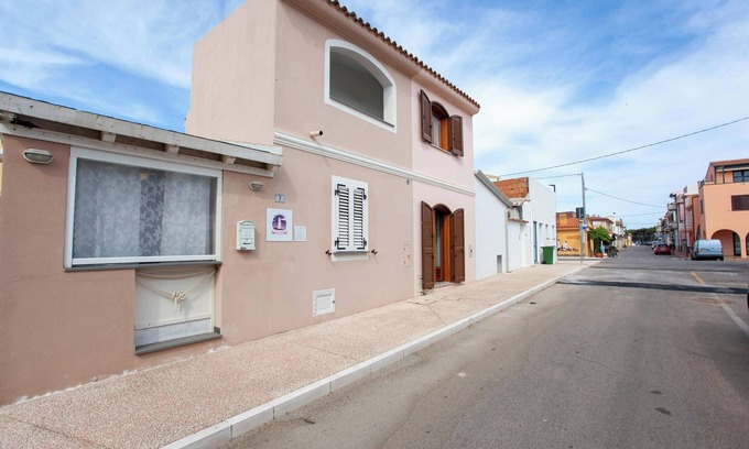 Santa Lucia House | Holiday Home ‘La Casa di Barbara’ close to the Beach with Terrace and Street Parking Available