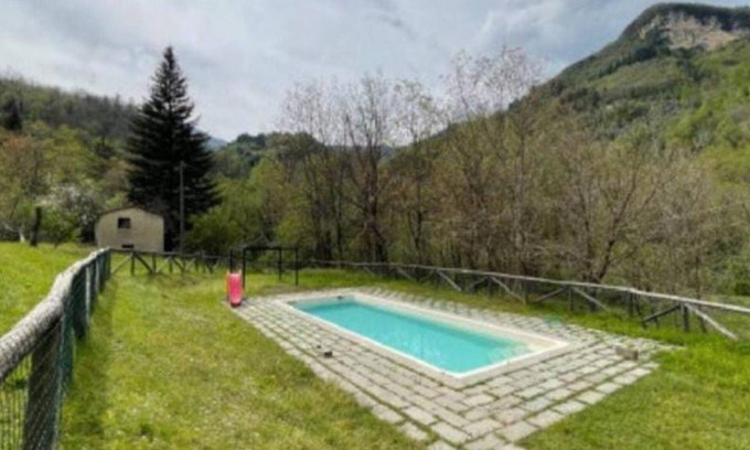 Gallicano House | Holiday Home "La Grotta" with Mountain View, Shared Pool & Wi-Fi