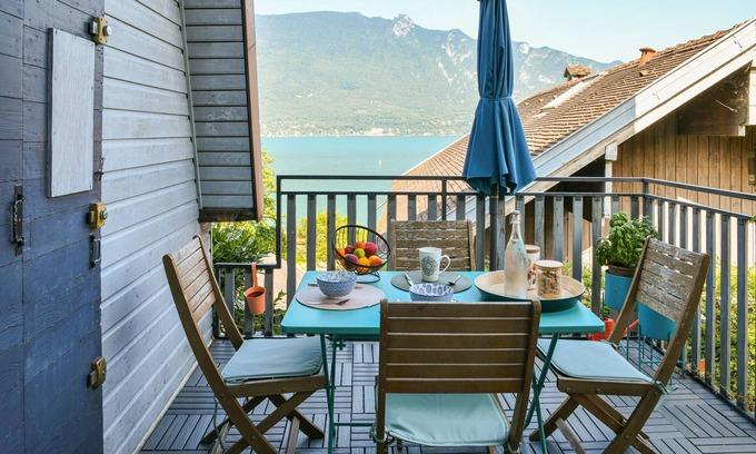 Tresserve House | Holiday Home 'La Maison Du Lac' with Lake View, Private Pool and Wi-Fi
