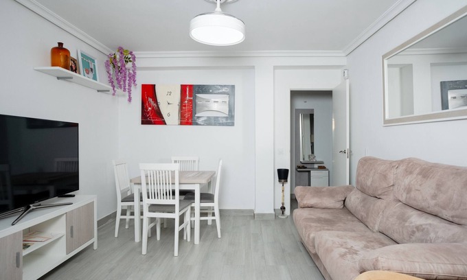 Distrito Sur House | Holiday Home 'La Oliva Bien Comunicado' with Balcony and Air Conditioning