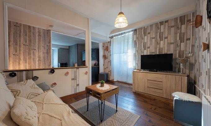 Escot House | Holiday Home 'La Pondique' with Mountain View, Private Terrace and Wi-Fi