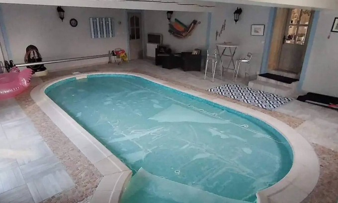 Bois House | Holiday Home 'La Vignentaise' with Terrace, Shared Pool & Wi-Fi
