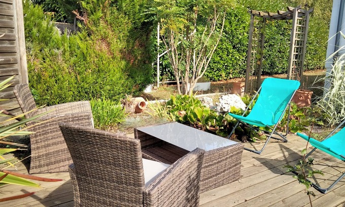 Bourges House | Holiday Home 'Léa' with Shared Terrace, Shared Garden and Wi-Fi