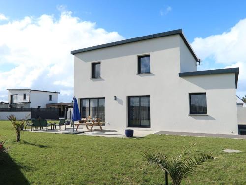 Cleder House | Holiday Home Les Agapanthes by Interhome