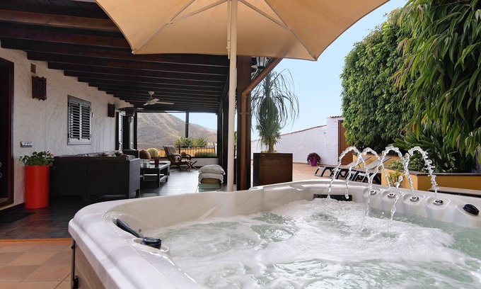 Agaete House | Holiday Home 'Los Jazmines' with Sea Views, Private Hot Tub and Wi-Fi