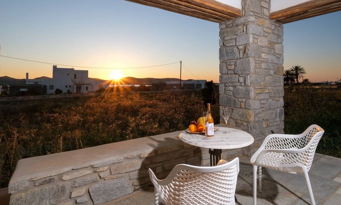 Paros House | Holiday Home 'Lou Seaside and Sunset Studio' with Sea View, Private Terrace and Wi-Fi