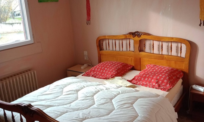 Montlucon House | Holiday Home 'Maison Complète' with Private Terrace, Balcony and Wi-Fi
