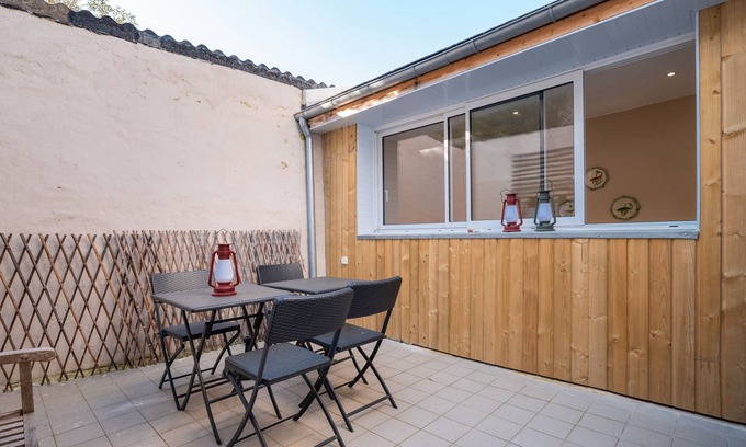 Groix House | Holiday Home 'Maison De Vacances' with Private Terrace, Private Garden and Wi-Fi