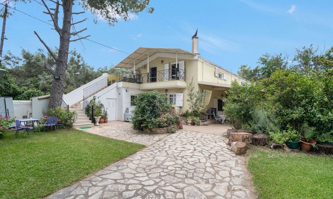 Kalligoni House | Holiday Home 'Margetina's House' with Mountain View, Shared Terrace and Air Conditioning