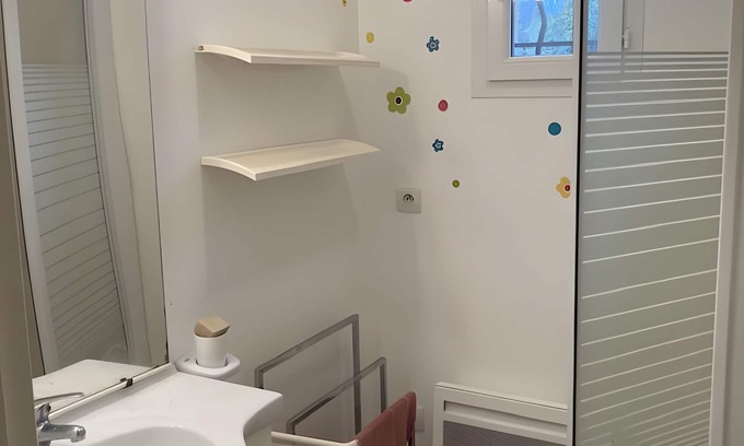 Gignac House | Holiday Home 'Montagnac' with Private Terrace, Private Garden and Wi-Fi