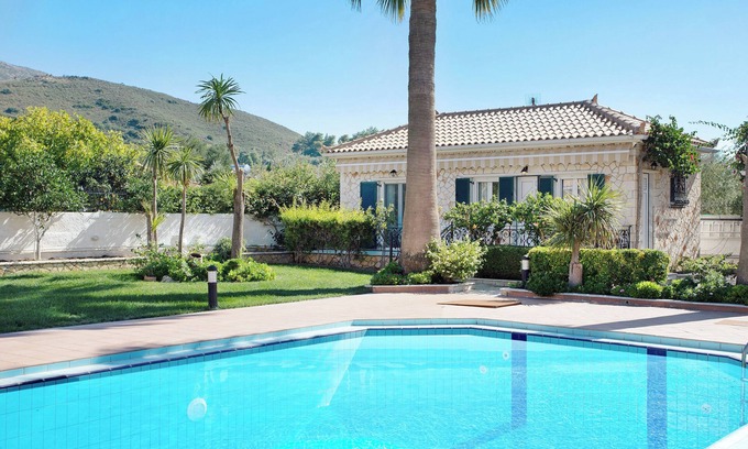 Kalamaki Villa | Holiday Home "Olympia" with Shared Pool & A/C