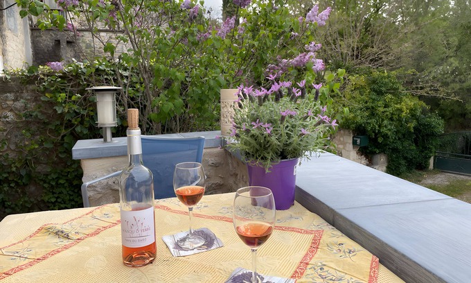 Verfeuil House | Holiday Home 'Orange - Paradis De Provence' with Mountain View, Private Terrace and Wi-Fi