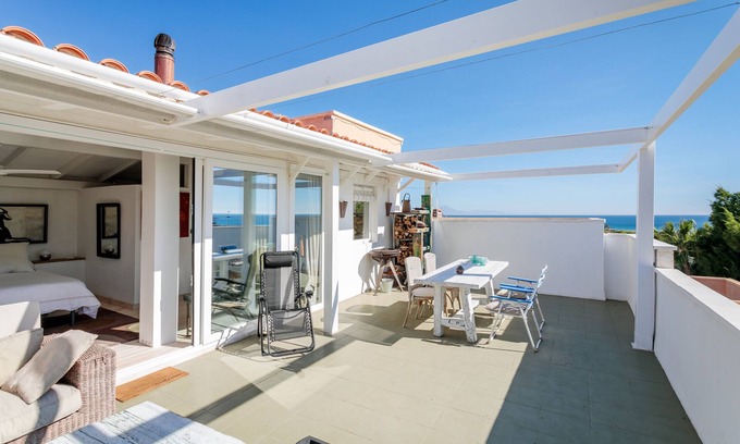 Los Arenales del Sol House | Holiday Home 'Pinos Y Mar' with Sea View, Wi-Fi and Air Conditioning