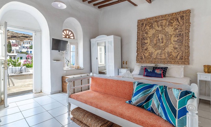 Megas Yialos-Nites House | Holiday Home 'Platia Tinos Cycladic Cottage' with Mountain View, Private Terrace and Balcony