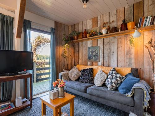 Zuid-Beijerland House | Holiday Home Polderzicht by Interhome