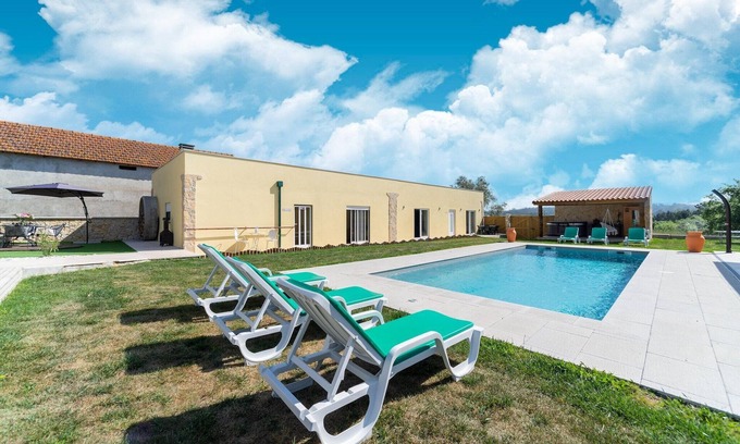 Camparca House | Holiday Home in Netos with Pool and Sauna