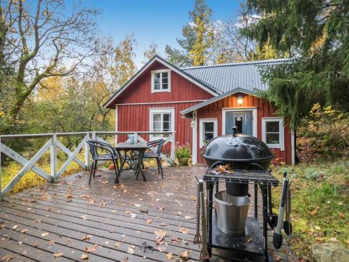 Karjalohja House | Holiday Home Puutarhurin mökki by Interhome