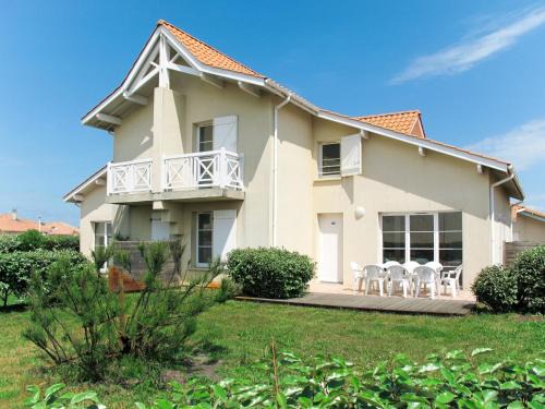 Biscarrosse Plage House | Holiday Home Résidence Dune Blanche - Soleil by Interhome