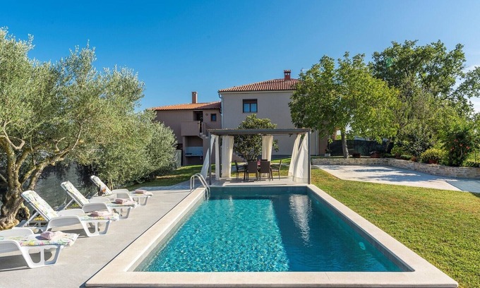 Groznjan House | Holiday Home Terre Bianche with Private Pool and Whirlpool