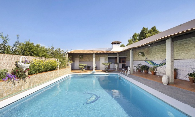 Oliveira De Azemeis House | Holiday Home 'Vila Soares' with Private Pool, Private Terrace and Wi-Fi