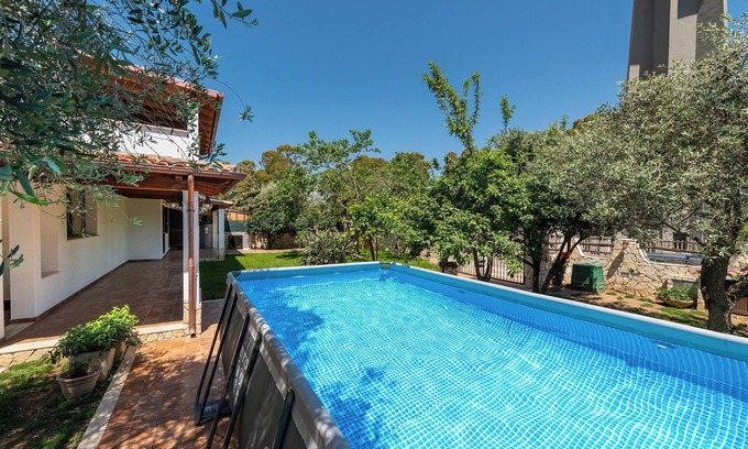 Torre degli Ulivi House | Holiday Home 'Villa Eleonora Residence App To 4' with Shared Pool, Wi-Fi