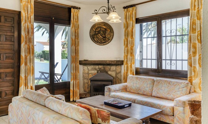 Empuriabrava House | Holiday Home 'Villa Tordera' with Garden and A/C