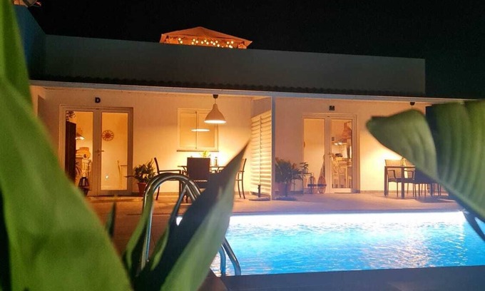 Los Llanos de Aridane Villa | Holiday Home 'Villa Tino- Casa D' with Mountain View, Shared Pool and Wi-Fi
