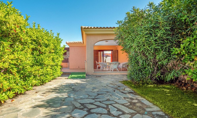 San Teodoro City Centre House | Holiday Home 'Villetta Bifamiliare 2' with Wi-Fi, A/C, Terrace & Garden