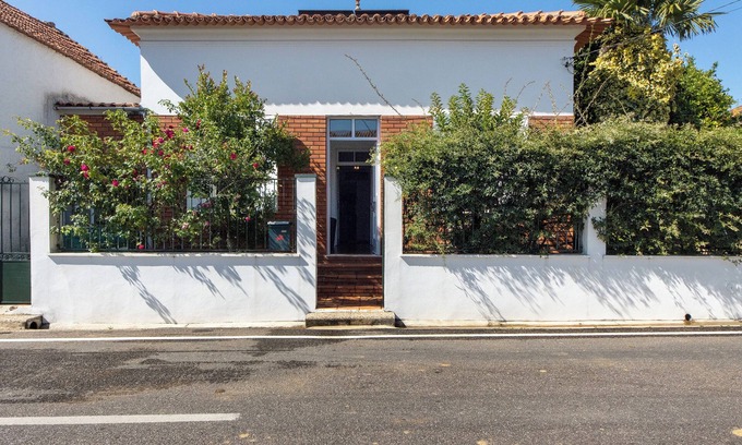 Sangalhos House | Holiday Home 'Vivenda Barros' with Private Garden and Wi-Fi