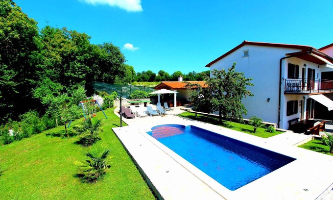 Strmac House | Holiday home with 2 separate flats, swimming pool and air conditioning