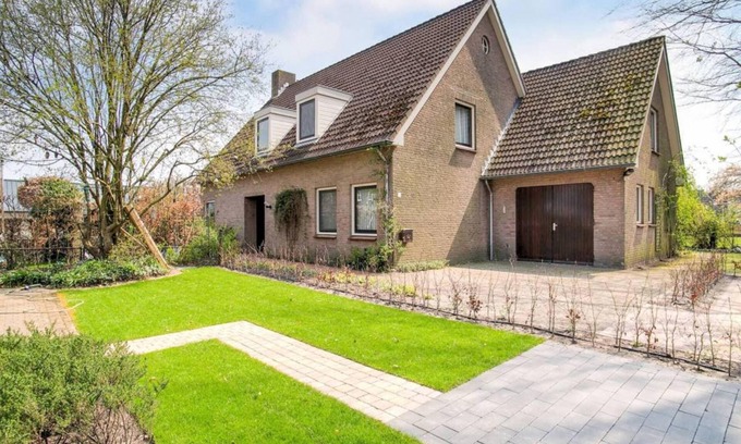 Nieuwkuijk House | Holiday home with a terrace by the dunes
