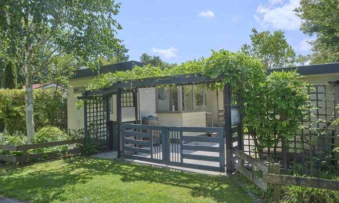 Goedereede Ski Chalet | Holiday home with large garden near the beach