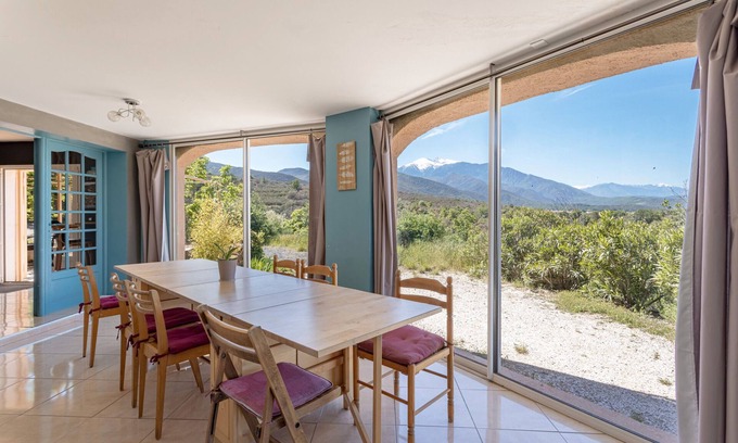 Rigarda House | Holiday Home with Lake View, Private Garden and Balcony