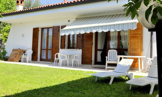 Montioni House | Holiday home with private garden, about 1 km from the lake