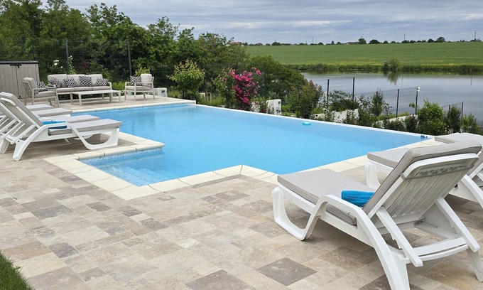 Balotesti House | Holiday house 5-10 min to Therme Bucharest and Airport