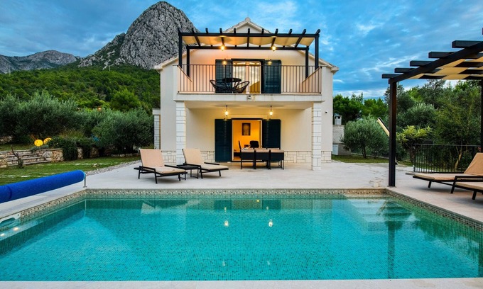 Zaostrog House | Holiday house on Makarska Riviera, with heated pool and three bedrooms.