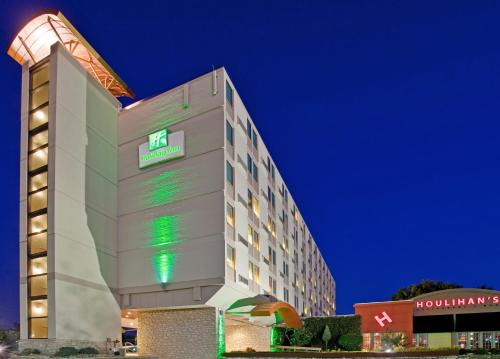 Manhattan Hotel | Holiday Inn At the Campus by IHG