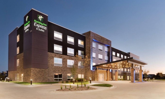 West Des Moines Hotel | Holiday Inn Express & Suites West Des Moines - Jordan Creek by IHG